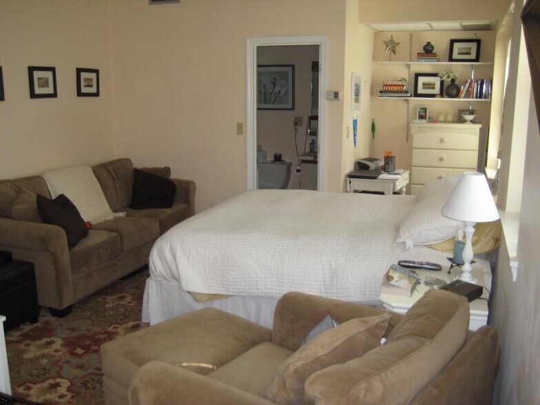 Building Photo - 92 Gordon St