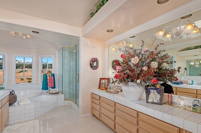 Building Photo - 6 South Peak