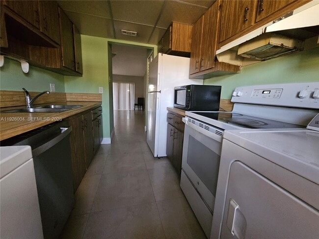 Building Photo - 5317 SW 140th Pl