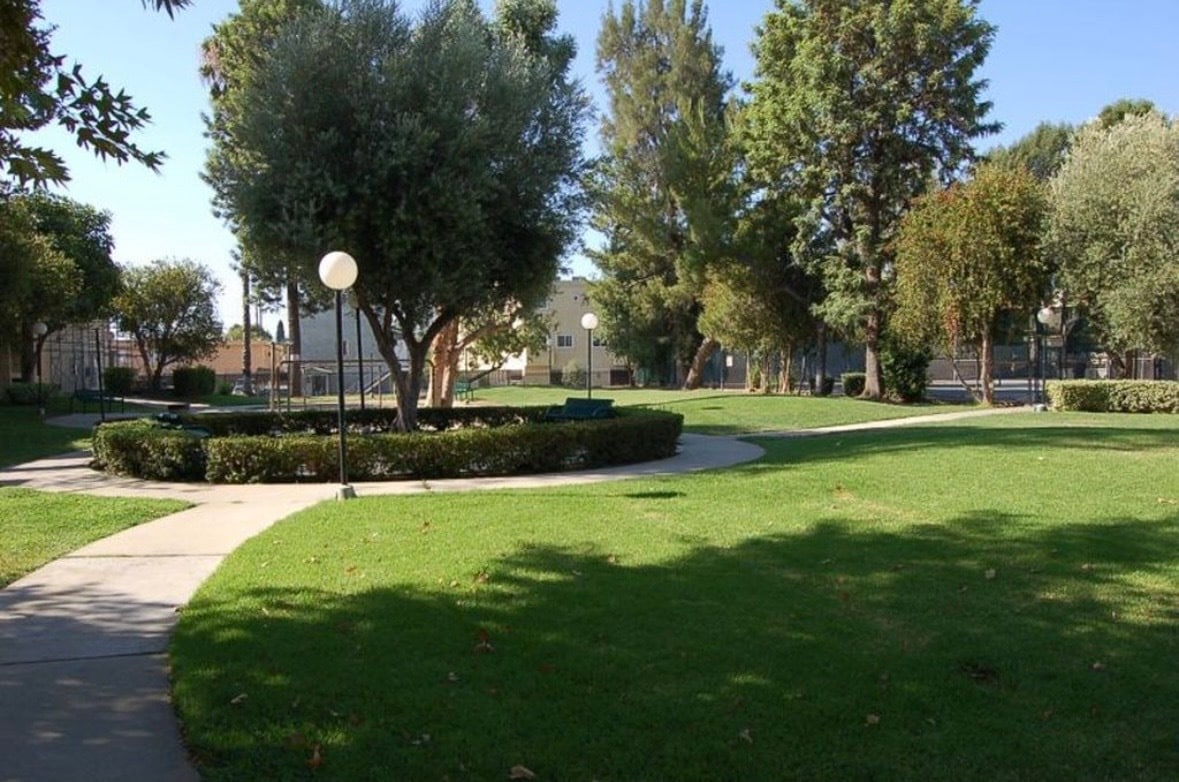 Building Photo - 7651 Reseda Blvd