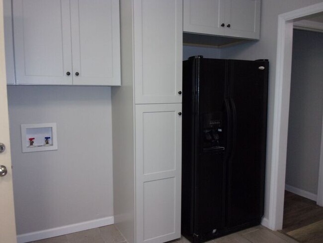 Building Photo - Spacious 2 Bedroom 1 Bath Duplex Minutes t...