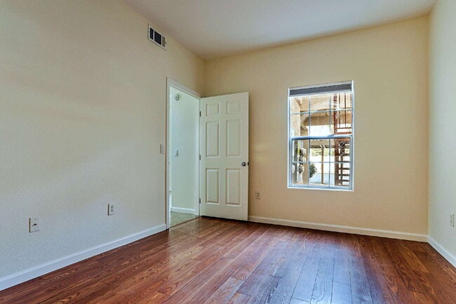 Building Photo - Spacious 1st floor condo in Henderson