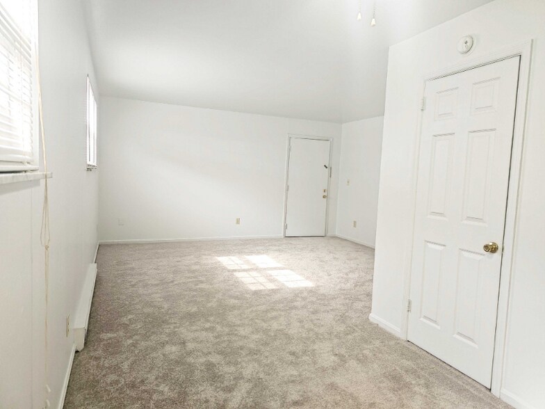 Building Photo - 5856 Highview Dr