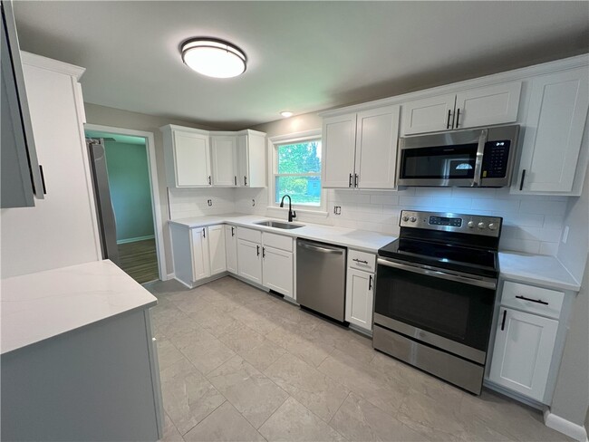 Building Photo - 120 Sunnyside Dr