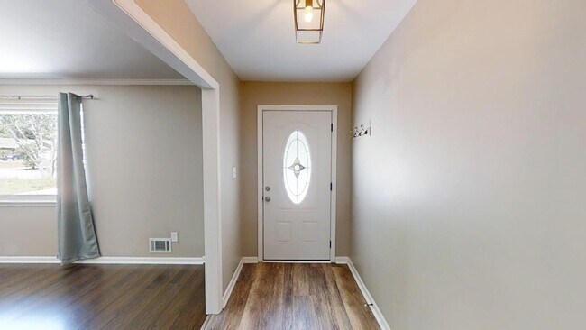Building Photo - 321 Oak Lake Dr