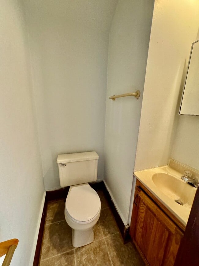 Building Photo - 4 Bedroom House Across from EMU! Available Fall 2026