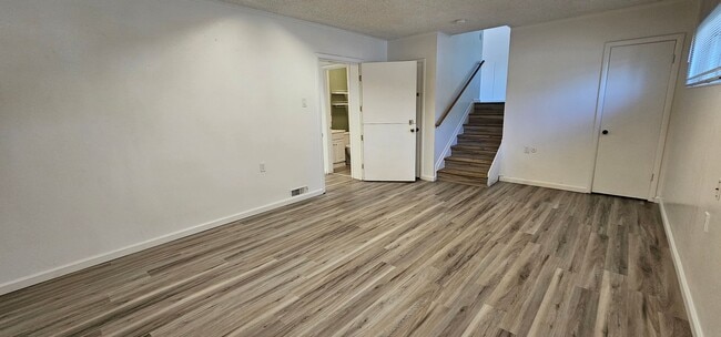 Building Photo - For Rent 3 bed 3 bath Plus 4th room or Off...