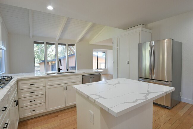 Building Photo - Spacious and Well Appointed Home in the East San Jose Foothills