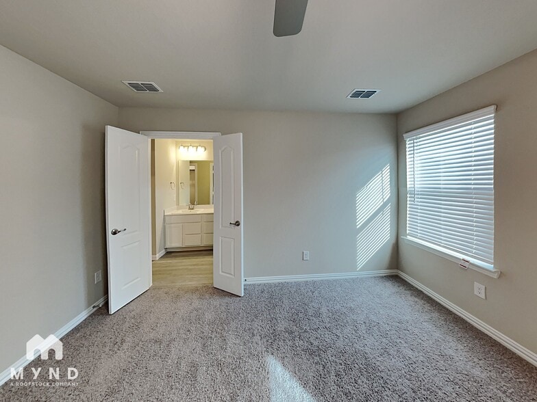 Building Photo - 1272 Alamo Dr