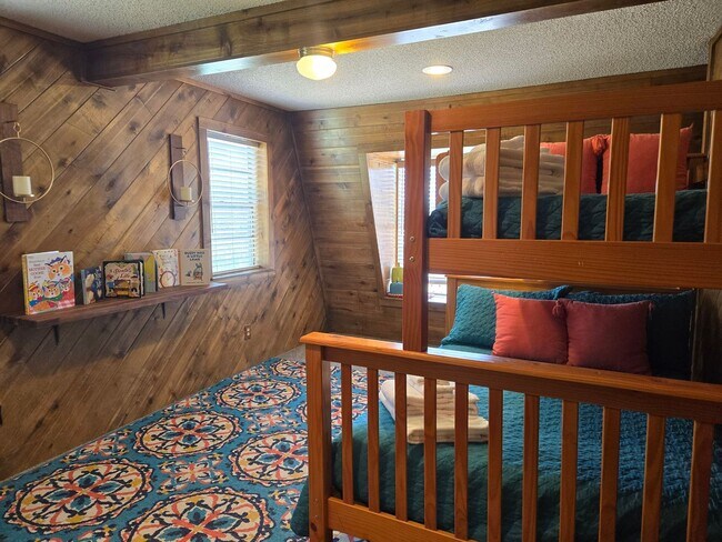 Building Photo - Large Three Bedroom Home Close To Midtown ...