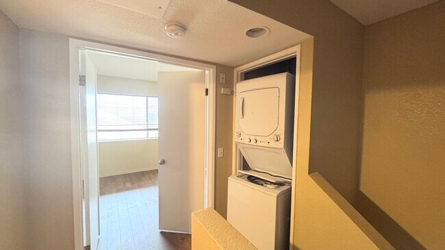 Building Photo - 1 Bedroom in Venetian Gated Community
