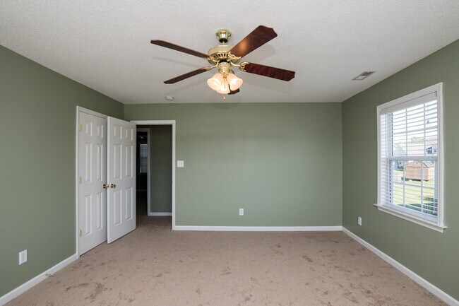 Building Photo - 4 Bedroom 2 Bath