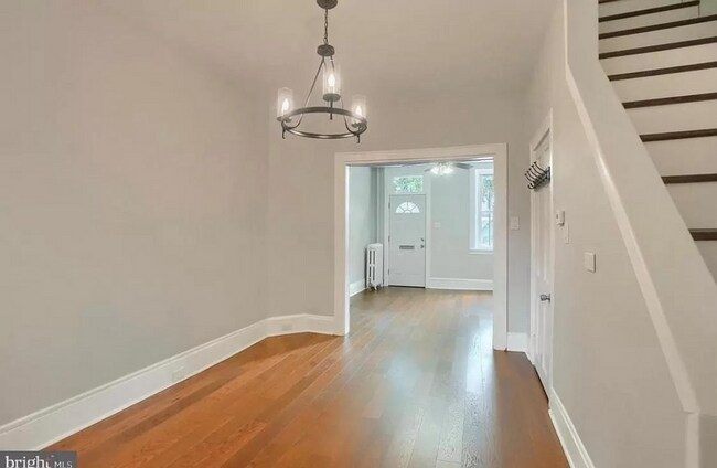 Building Photo - Spacious 3 Bedroom on 2nd