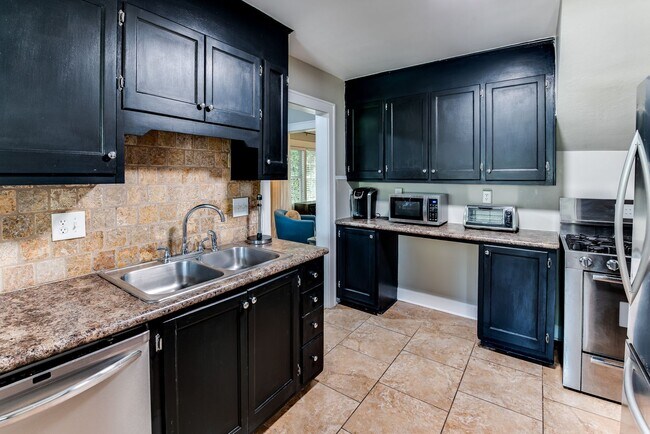 Building Photo - 432 27th St