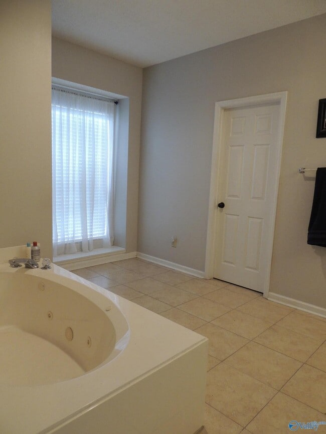 Building Photo - 104 Kestrel Ct SW