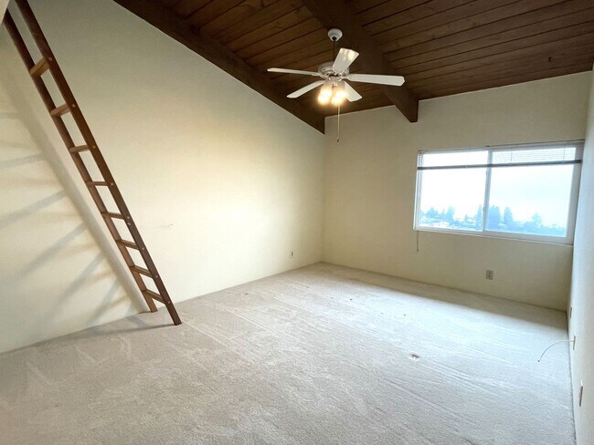 Building Photo - Ocean view updated 2 bed, 2 bath  condo in...