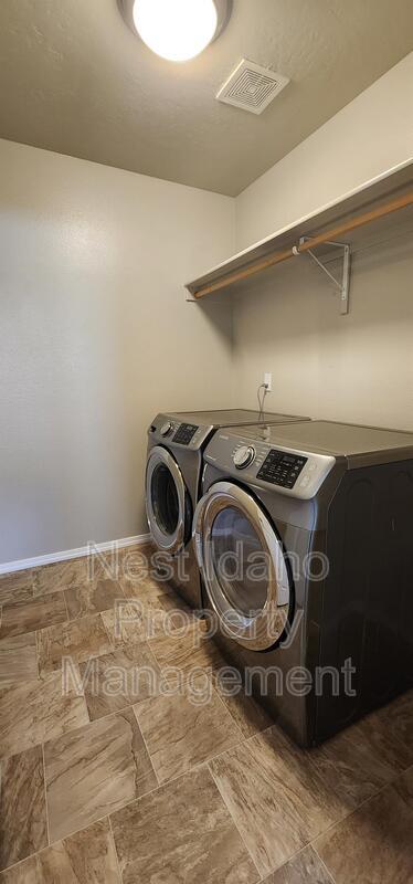 Building Photo - 657 N Manship Ave