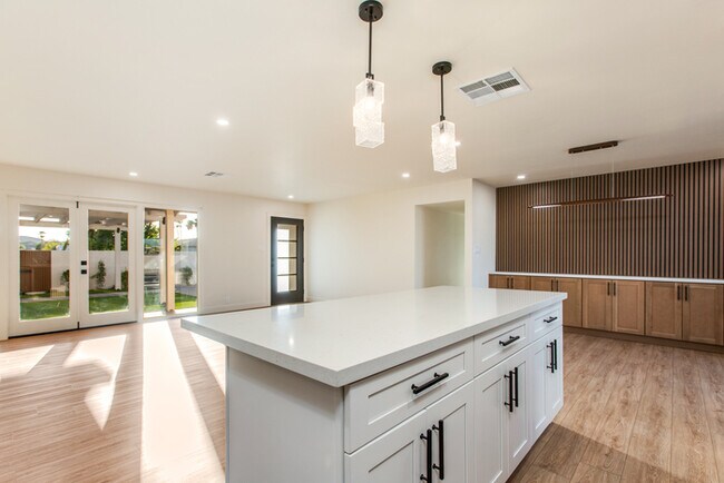 Building Photo - Beautiful 4 Bedroom, 3 Bath Home on an Oversized 18,000 Sq Ft Lot