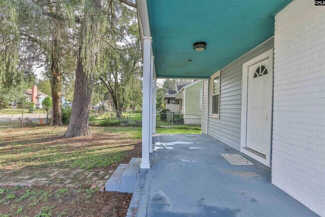 Building Photo - Adorable 3BR/1.5BA Renovated Bungalow Near...