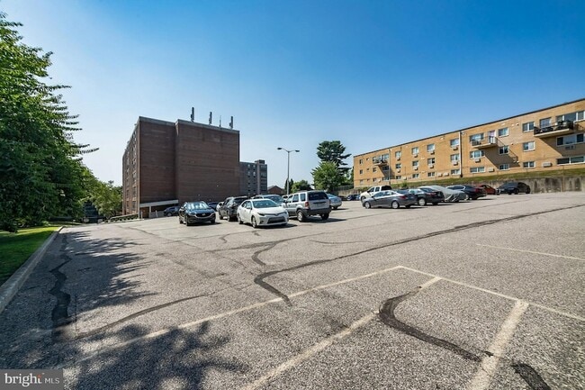 Building Photo - 6100 Henry Ave