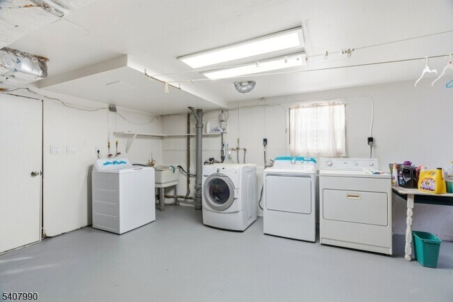 Building Photo - 114 Grove St