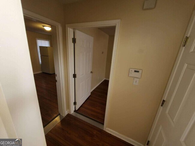 Building Photo - 5450 Twin Lakes Dr