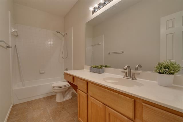 Building Photo - 2320 Suntree Ln