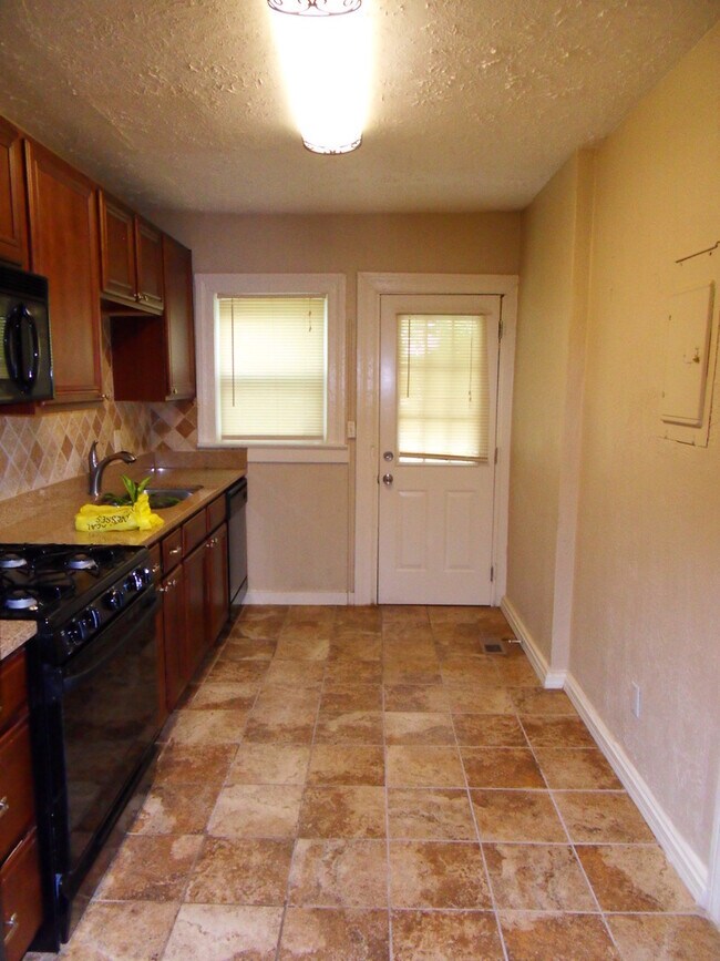 Building Photo - 583 Colonial Cir SE