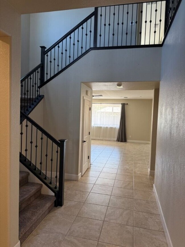 Building Photo - Newer Modern 4 Bedroom 3.5 Bath w/ Bedroom...