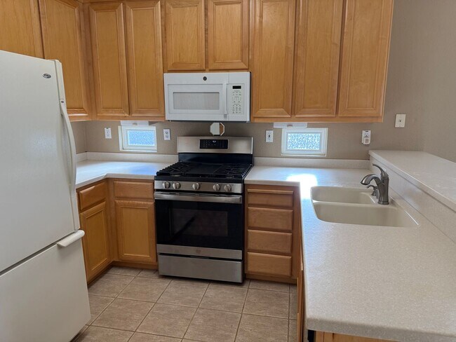 Building Photo - Summerset Living- with a Bonus Room