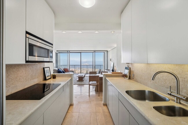 Building Photo - 999 Green St