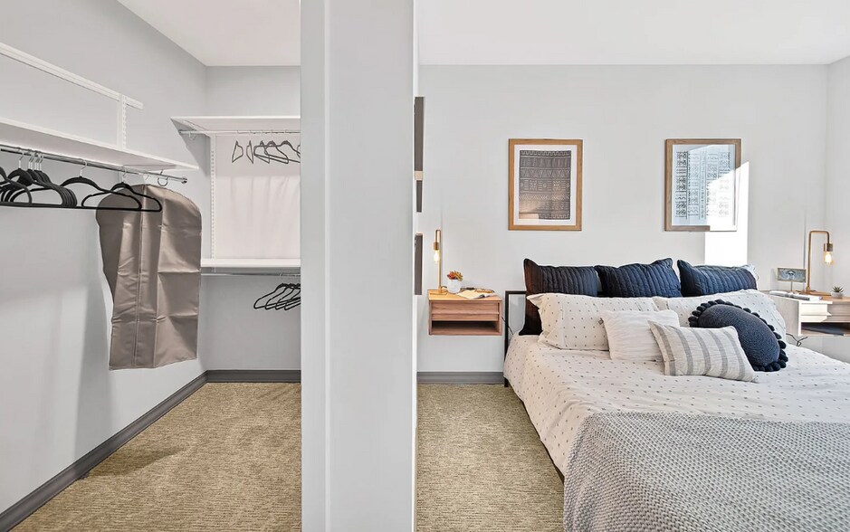 Building Photo - 2141 N Elston Ave