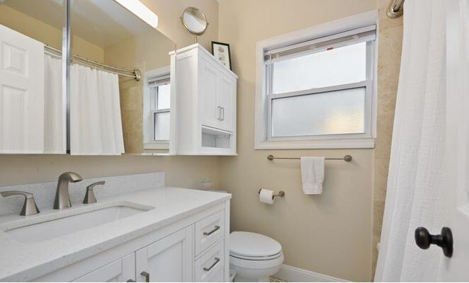 Building Photo - 817 N Hermitage Ave
