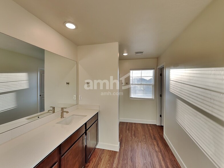 Building Photo - 251 N Dry Crk Rd