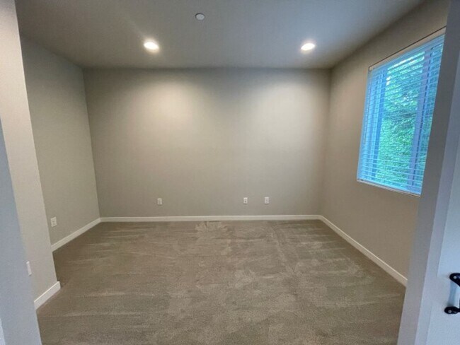 Building Photo - 4bd/3.5ba Lynnwood Townhouse