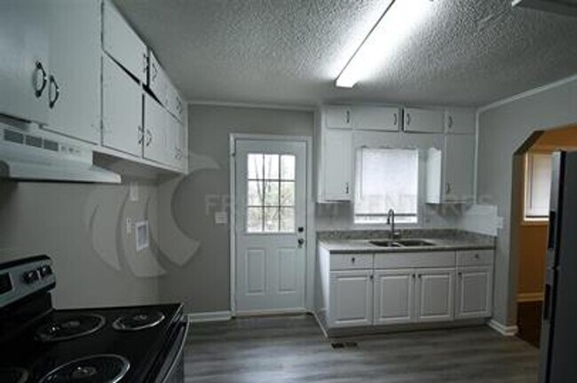 Building Photo - Charming 3BR/2BA Brick Home with Fenced Yard