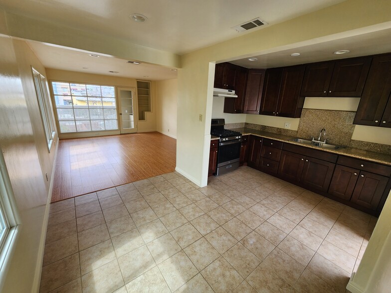 Building Photo - 5264 Cahuenga Blvd