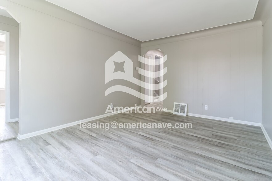 Building Photo - 21407 Syracuse Ave