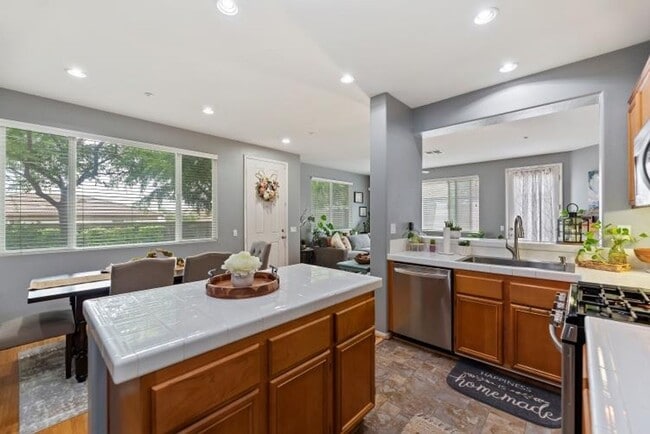 Building Photo - Beautiful 3 bedroom townhouse available fo...