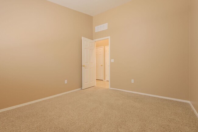 Building Photo - 4 Bedroom, 2 Bath