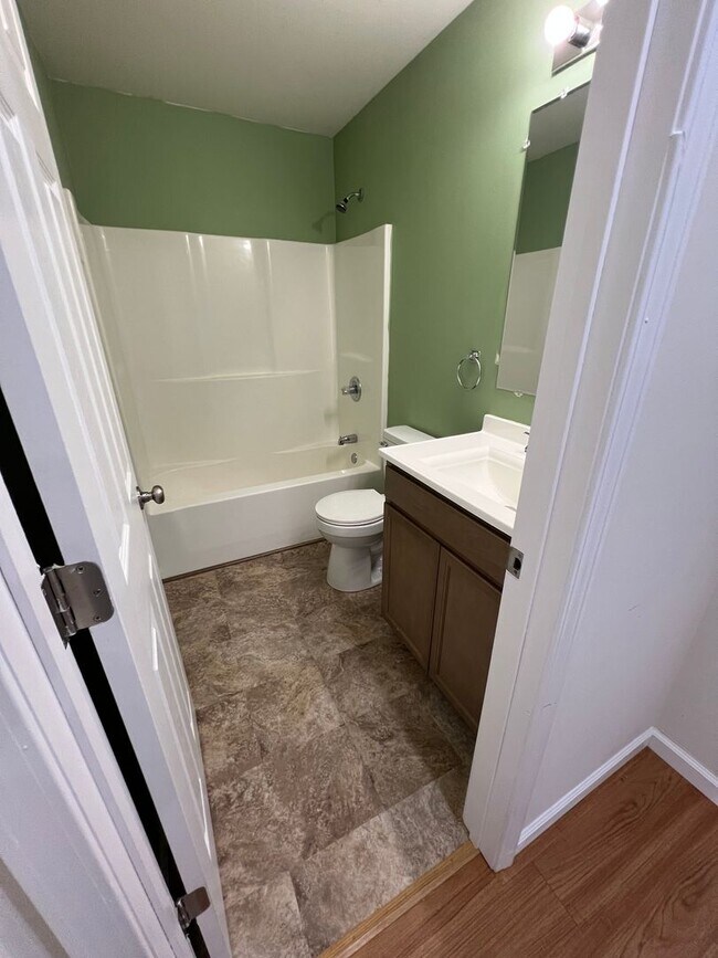 Building Photo - 3 bed, 2 bath, 2 car garage Home on 5 Acres