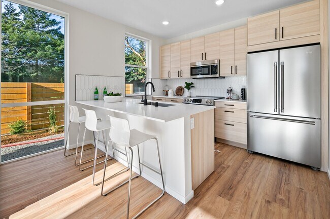 Building Photo - Modern Townhome in Licton Springs – Rooftop Deck & Stylish Living!
