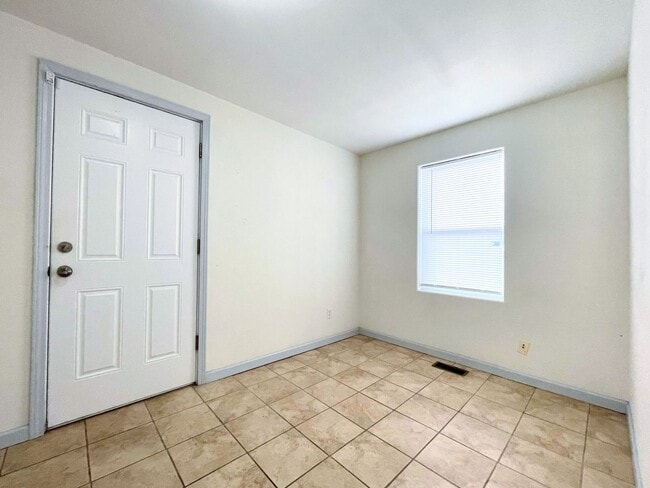 Building Photo - Clean 2 bed 1 bath home