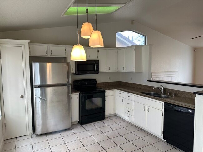 Building Photo - MODESTO 3 BEDROOM 2 BATH HOME