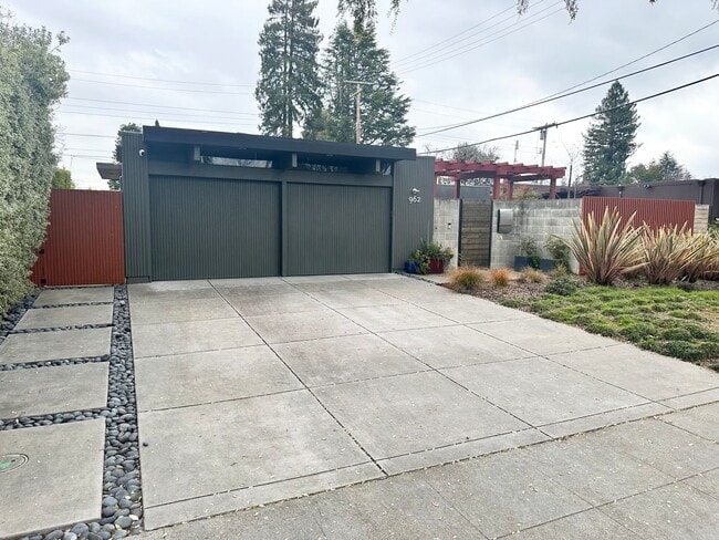 Primary Photo - Modern 3 Bed 2 Bath Eichler in North Palo ...