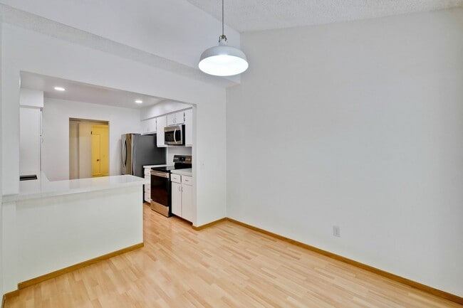 Building Photo - Beautifully Remodeled 3BR 2.5BA Townhouse in Great Community in Mountain View