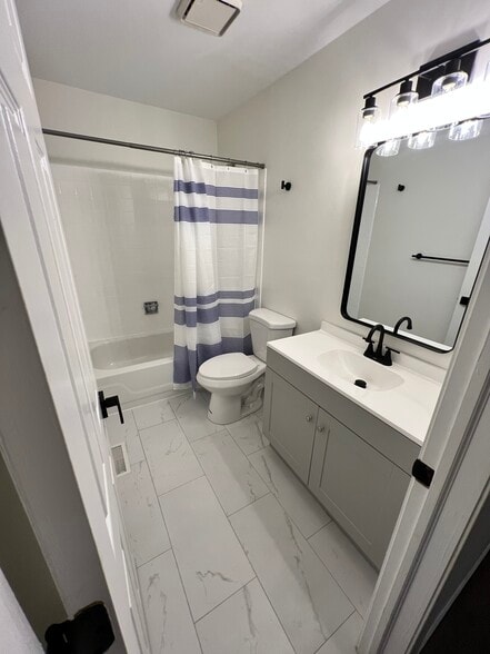 Building Photo - 666 Mariner Dr