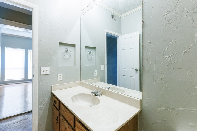 Building Photo - Great 2/2 in Central Lubbock!