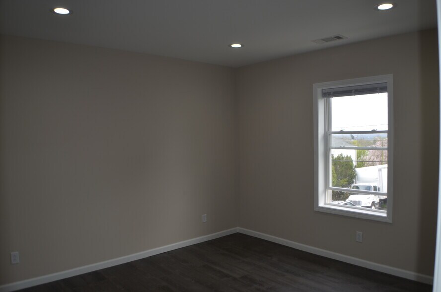 Building Photo - 563 Burritt St