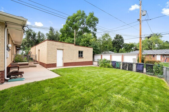 Building Photo - Fantastic Two Bedroom Duplex in University Neighborhood!